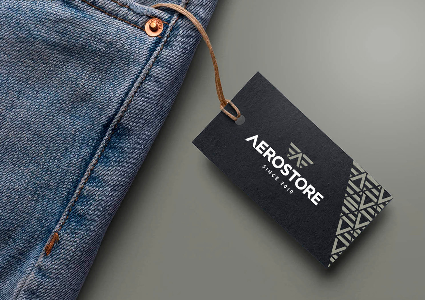 Tag AEROSTORE aplicada em jeans