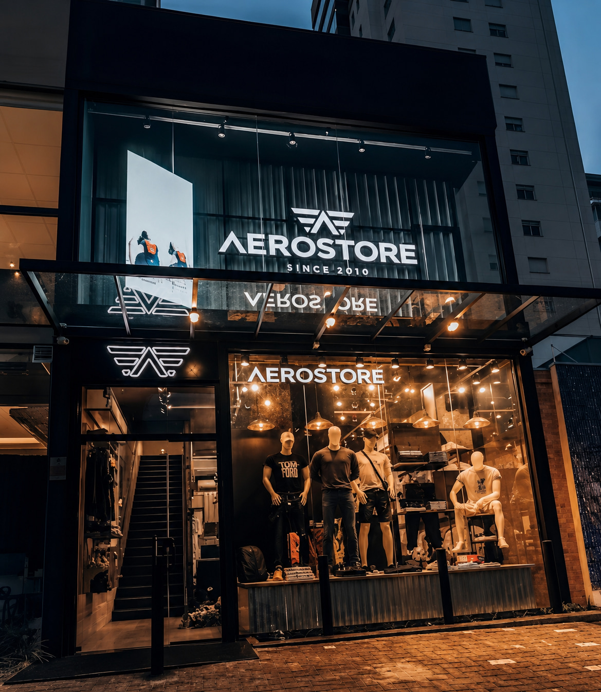 Fachada da loja AEROSTORE à noite em Ribeirão Preto